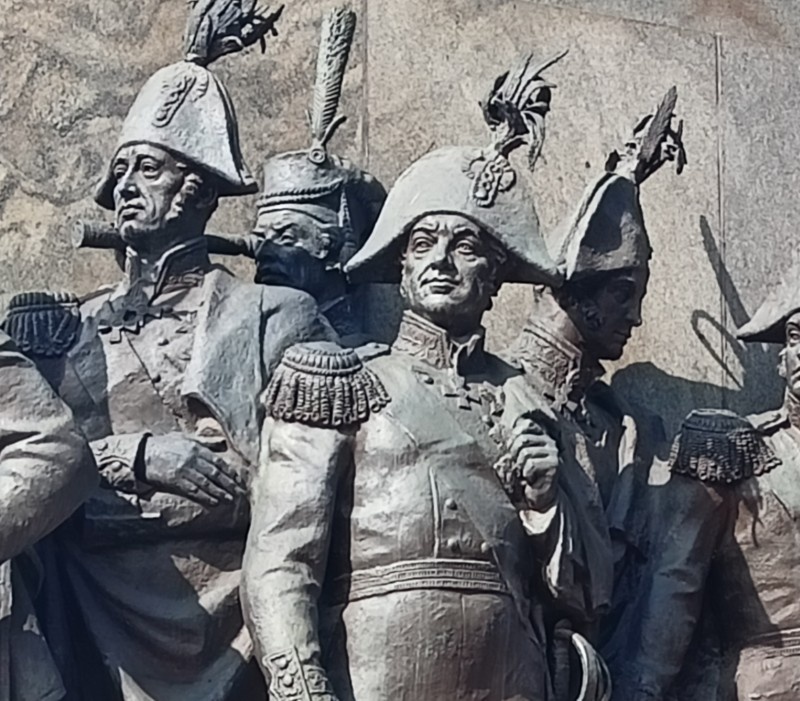 Генерал Дохтуров на памятнике около здания Бородинской панорамы.