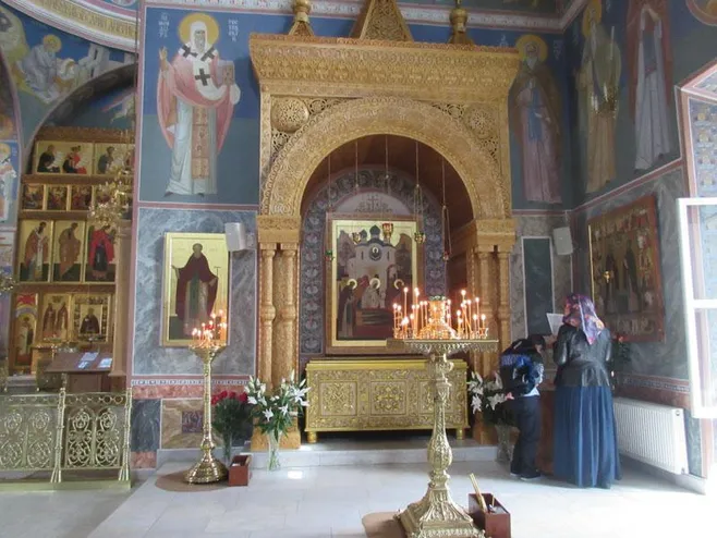 Рака с мощами преподобных Кирилла и Марии в Покровском соборе Покровского женского монастыря в Хотьково