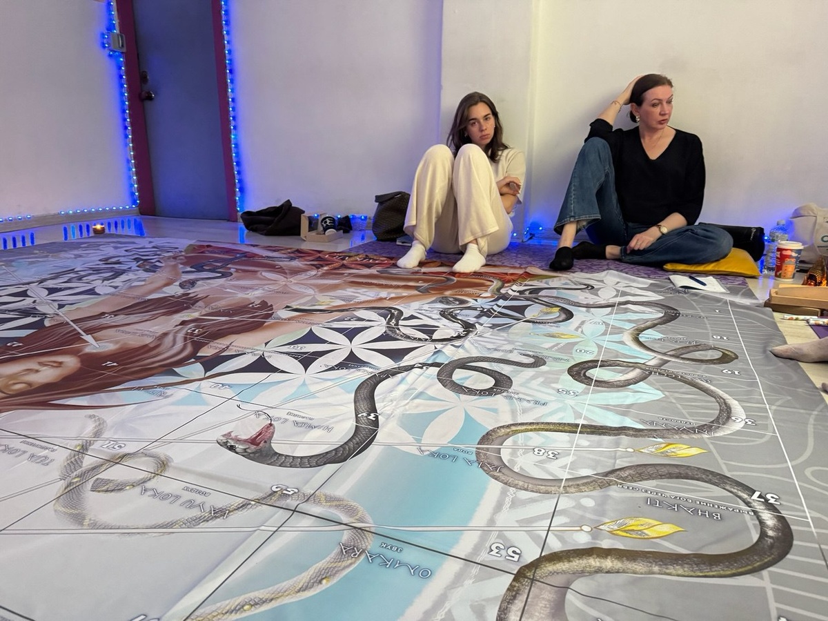 Лила на полу