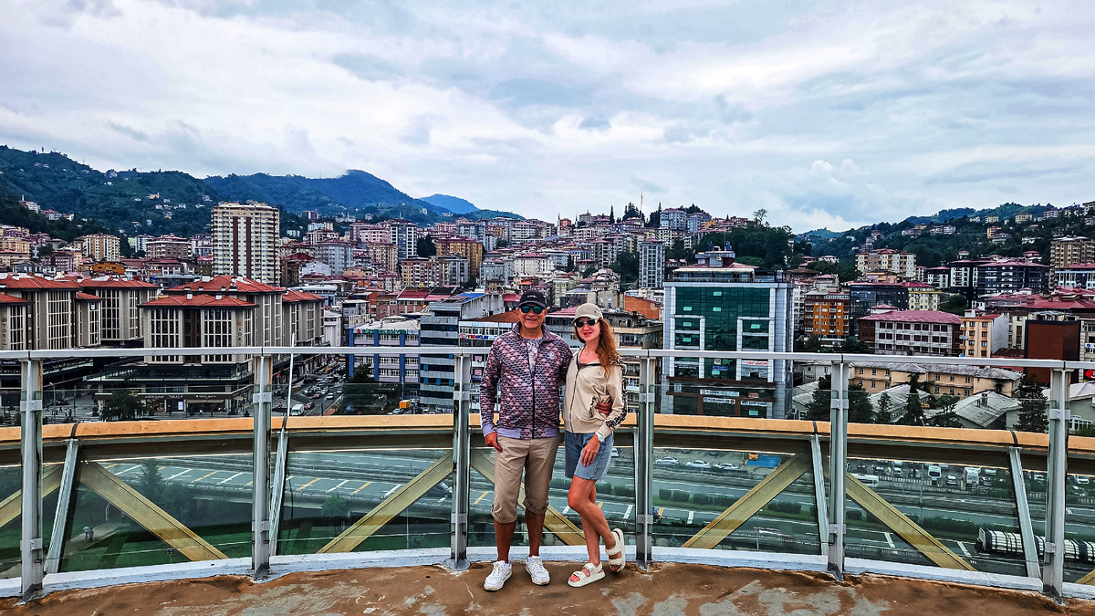 Вид на город Ризе со смотровой площадки 