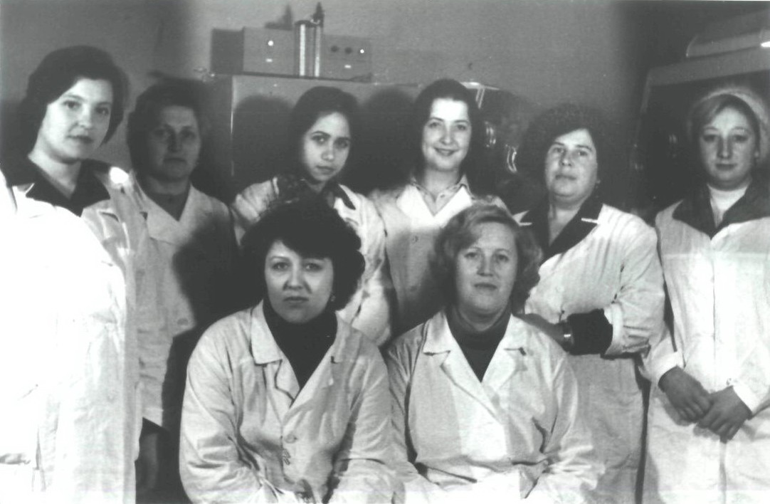 Тамара Ильинична первый ряд слева