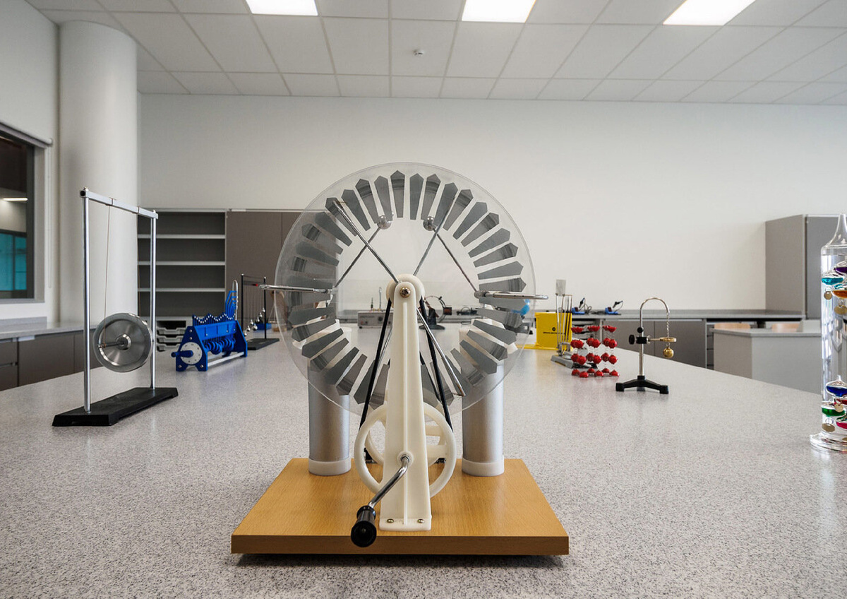 В классах есть всё необходимое оборудование для занятий химией, физикой и биологией