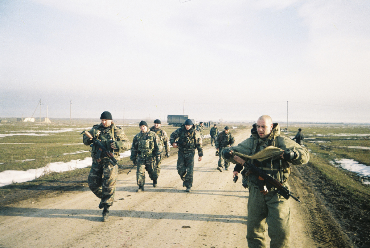 Бойцы отряд спецназа Минюста "Тайфун" входят в село Комсомольское. Чечня, март 2000 г.