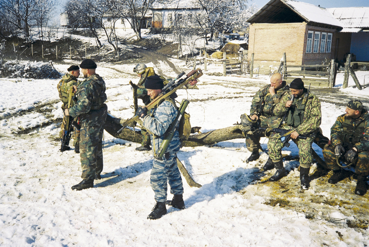 Бойцы отряд спецназа Минюста "Тайфун" в селе Комсомольское. Чечня, март 2000 г.