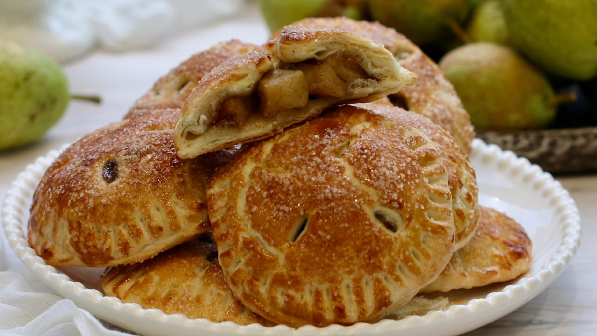 Слоеные пирожки с грушами