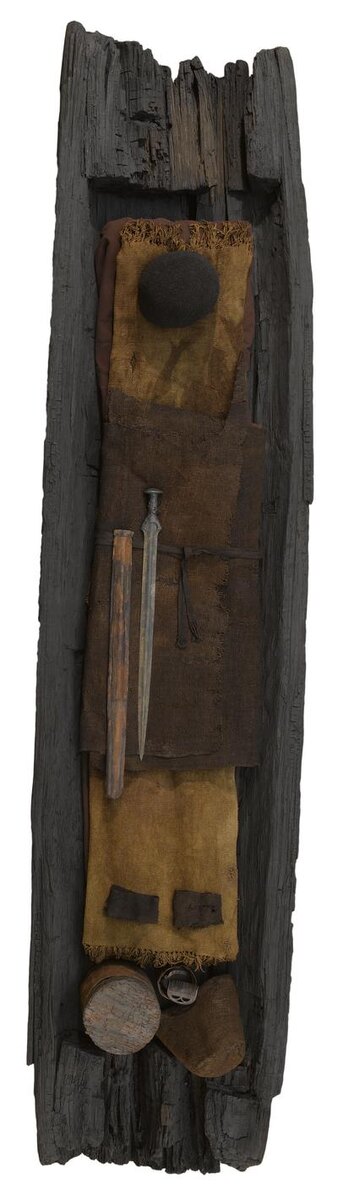 Дубовая колода, одежда и артефакты «Мужчины из Триндхёя». Национальный музей в Копенгагене.