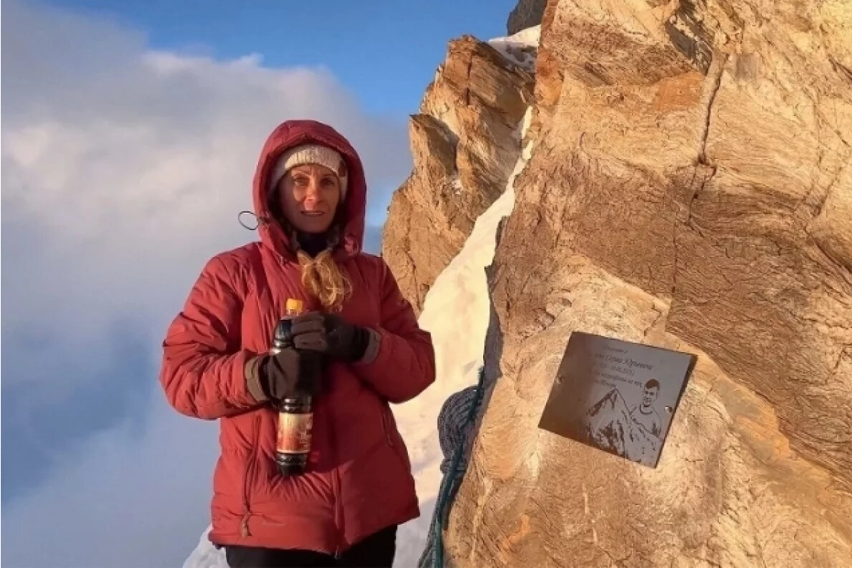 Кадр из фильма Дмитрия Синицына «Остаться с Хан-Тенгри». Наталья с табличкой, установленной в память о Сергее