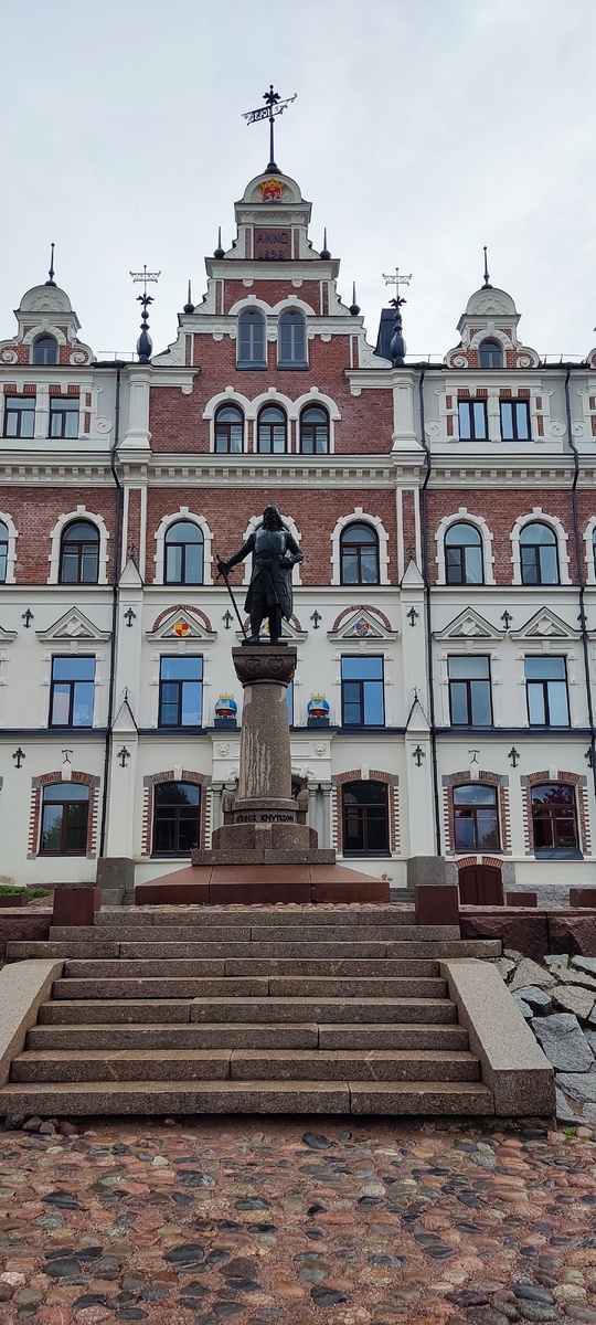 Памятник основателю города на площади Старой Ратуши. За его спиной Ратуша 1643 г. С 1958 г. жилой дом. Со слов экскурсовода, в ней сейчас находится огромная коммунальная квартира из 44 комнат. Фото прошлого года