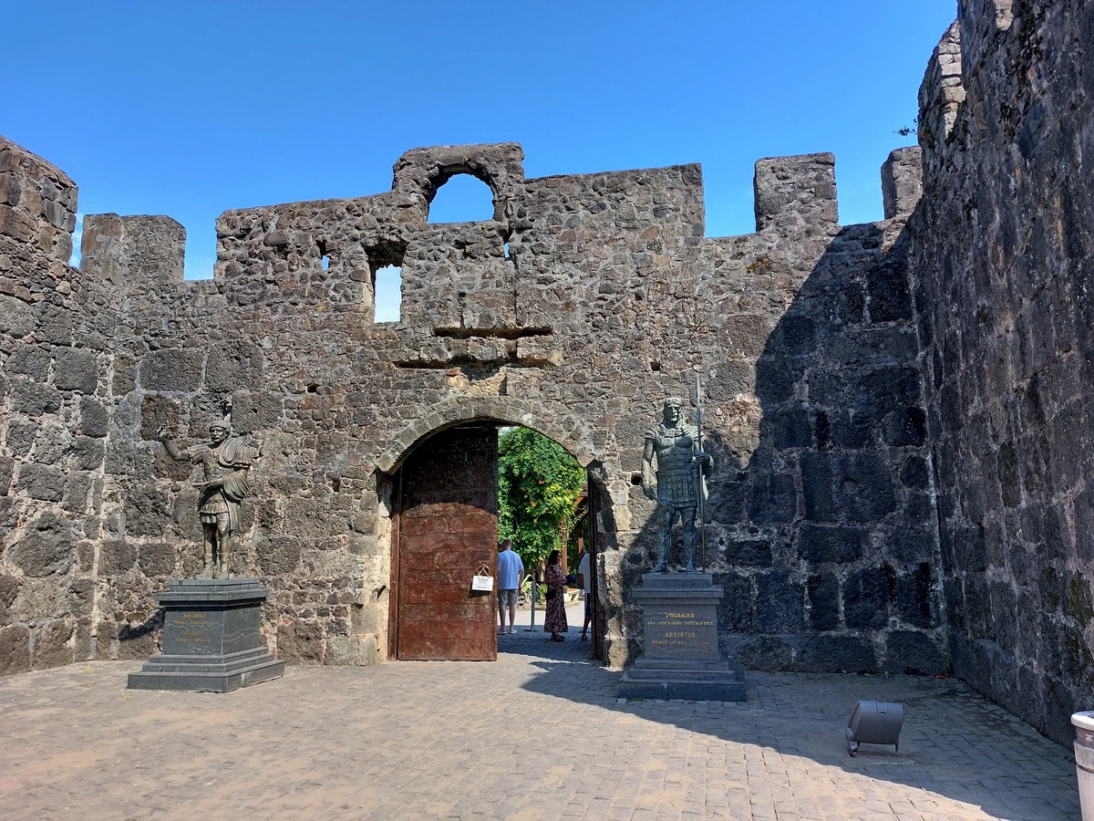 Вход на территорию крепости (западные ворота)