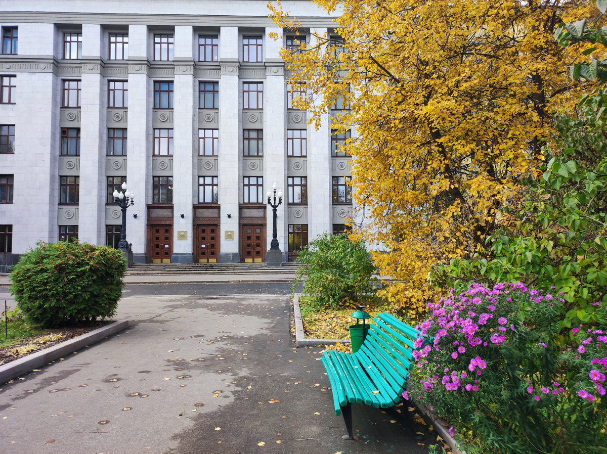 Биологический факультет находится недалеко от Ботанического сада МГУ. Там тоже обещали экскурсии и мастер-классы, но мы их не застали.