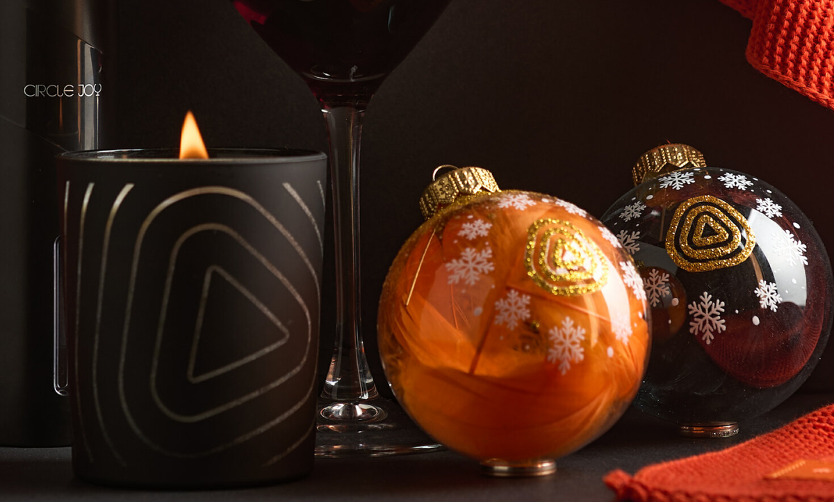 Стеклянные елочные шары в фирменным дизайном, свеча с круговой гравировкой. 