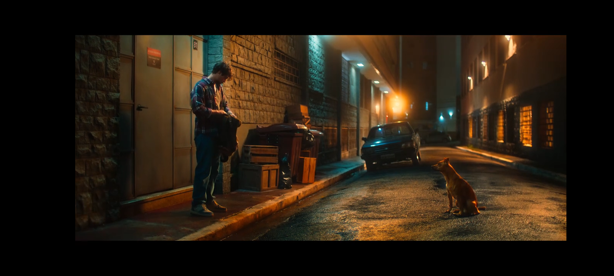 Кадр из фильма, задний дворик ресторана, первая встреча