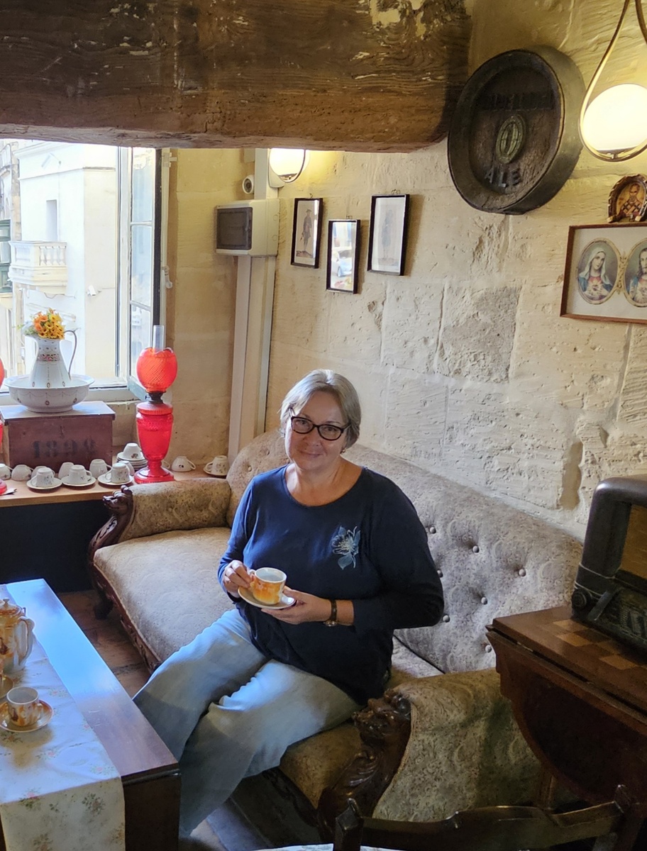 А по фотографии и не скажешь, что при исполнении...