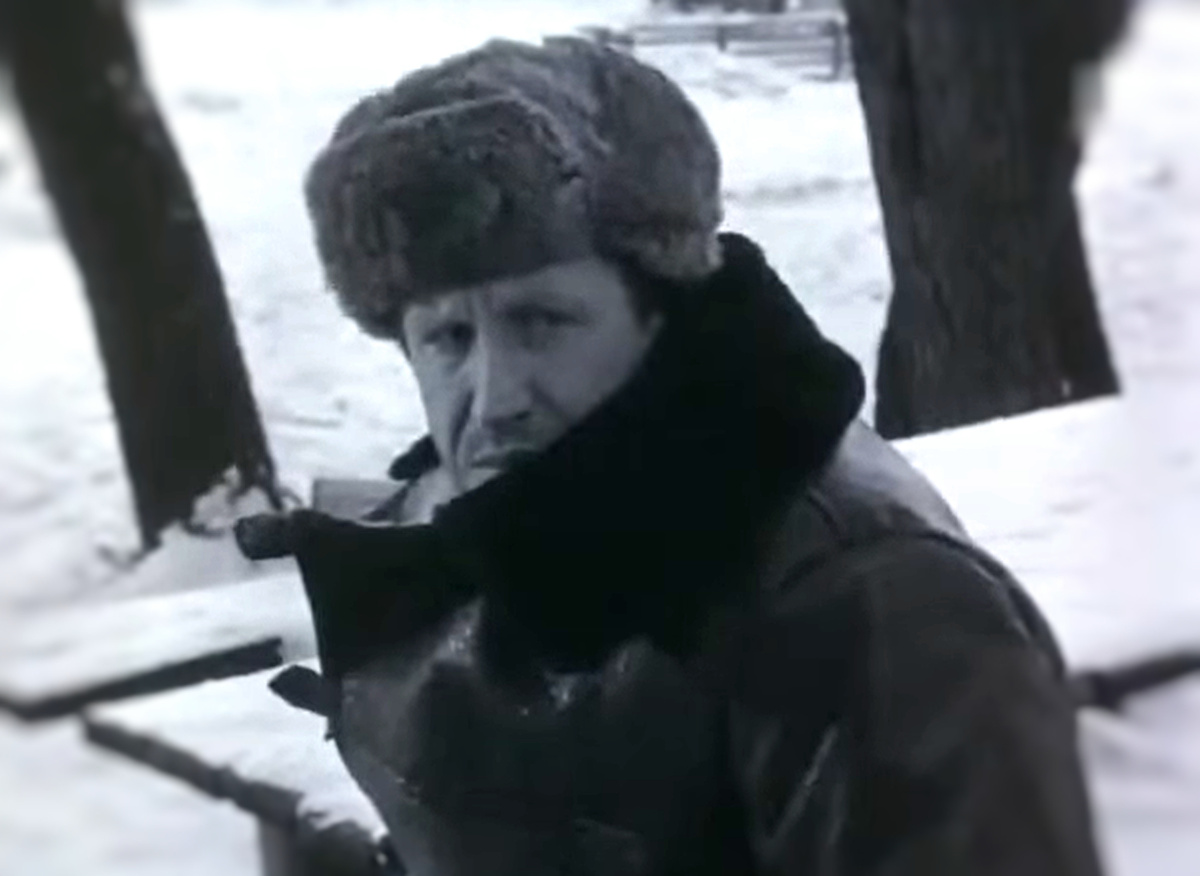 Кадр из кинофильма "Бомж. Без определенного места жительства", 1988 г., режиссер Николай Скуйбин, сценарист Валерий Залотуха, композитор Александр Гольдштейн (скриншот) 