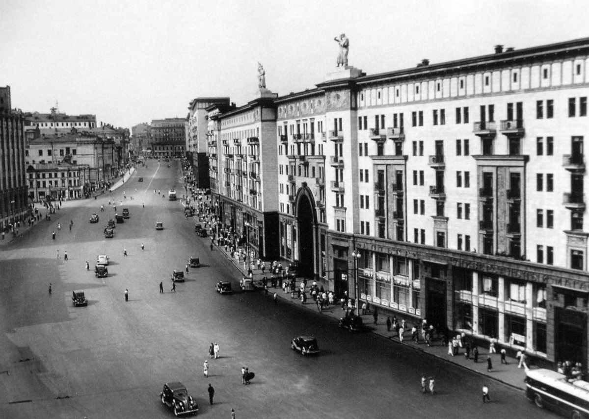 Тверская, она же улица Горького: расширение улицы доходило до 50 метров! 