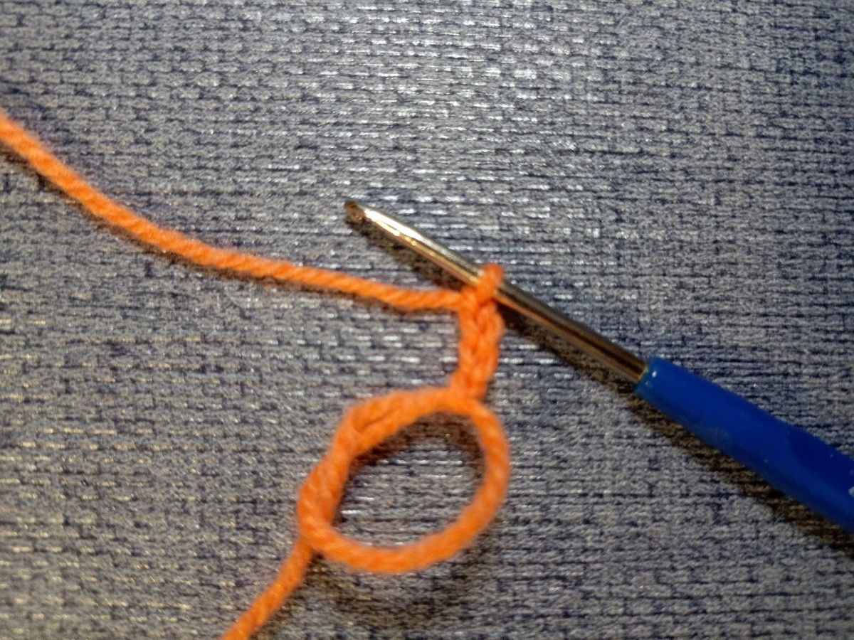 Петля амигуруми или 4 воздушные петли замыкаем в круг. 3 оздушные для подъёма.