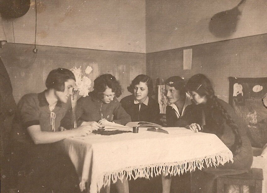 Студентки в Алексеевском студгородке, 1930-е. Из архива Татьяны О.