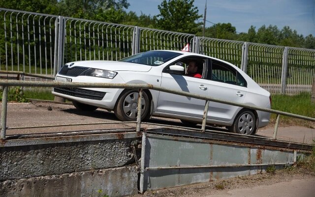 рактикуйтесь в спокойной обстановке. Найдите небольшой подъем без автомобильного движения и тренируйтесь до тех пор, пока не начните уверенно ощущать машину (Фото: Petrov Sergey / NEWS.ru / Global Look Press)