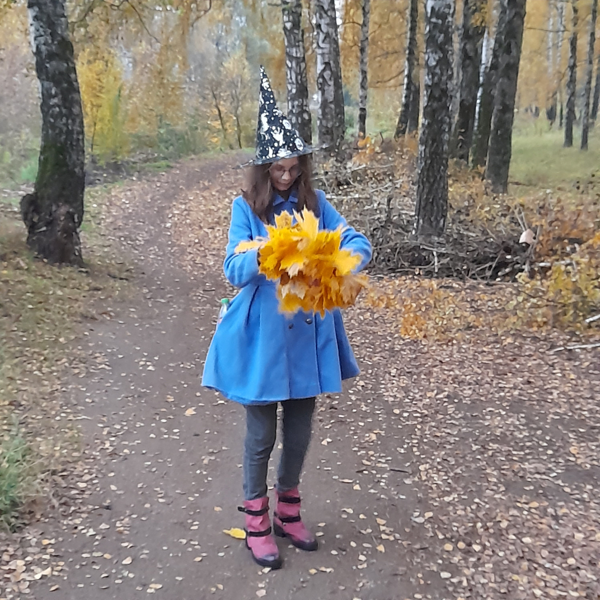 На тропинке в парке появляються такие вот гномы... или ведьмочки? Не знаю но без внимания на прогулке мы точно не остались)))). А всего-то надо было надеть веселые калпаки и взять в руки букеты из листьев))) и да тыкву. Прохожие все спрашивали "Где ваши метлы?". Вот средневековье) Современные ведьмы давно научились трансгрессировать просто взявшись за руки))))
