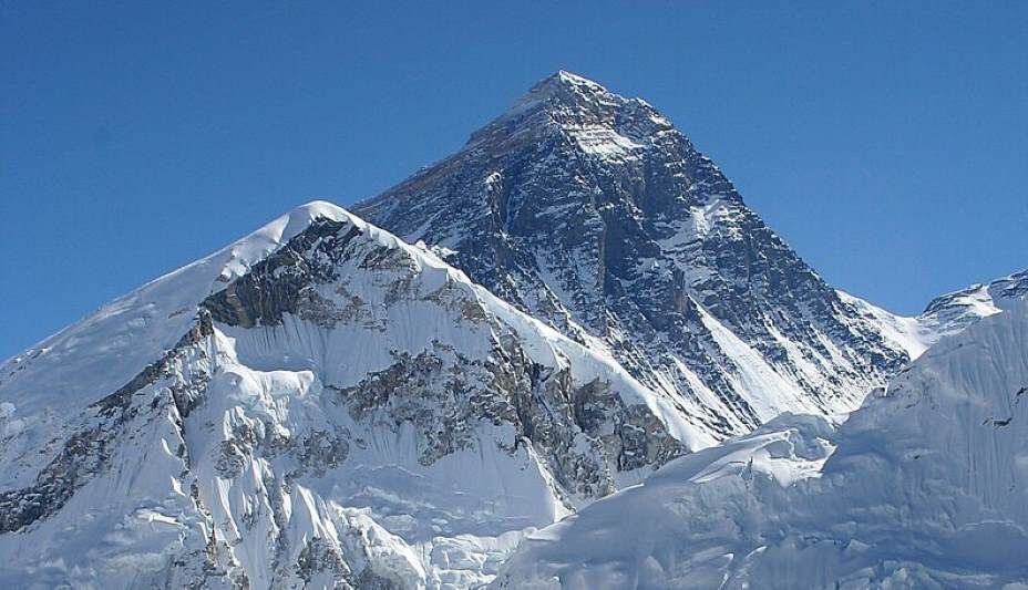    Восхождение на Эверест превратилось в туризм, но люди все равно гибнут. Фото: Соцсети
