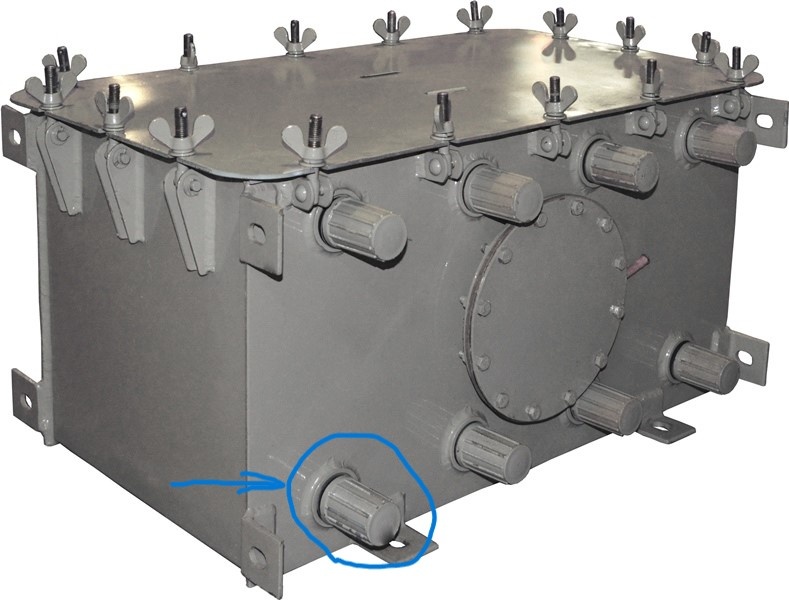 Фото из сети интернет, свободный доступ. / Один из стандартных корпусов ФОВ (фильтра очистки воздуха) вполне себе современного исполнения. Синим цветом выделен один из пластиковых цилиндрических регуляторов прижимных винтов для более плотной фиксации фильтрующей кассеты в корпусе ФОВ.