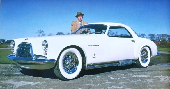 В сотрудничестве с итальянской компанией Ghia главный дизайнер Chrysler Вирджил Экснер создал ряд потрясающих автомобилей, но больше всего ему понравился DeSoto Adventurer I 1954 года.