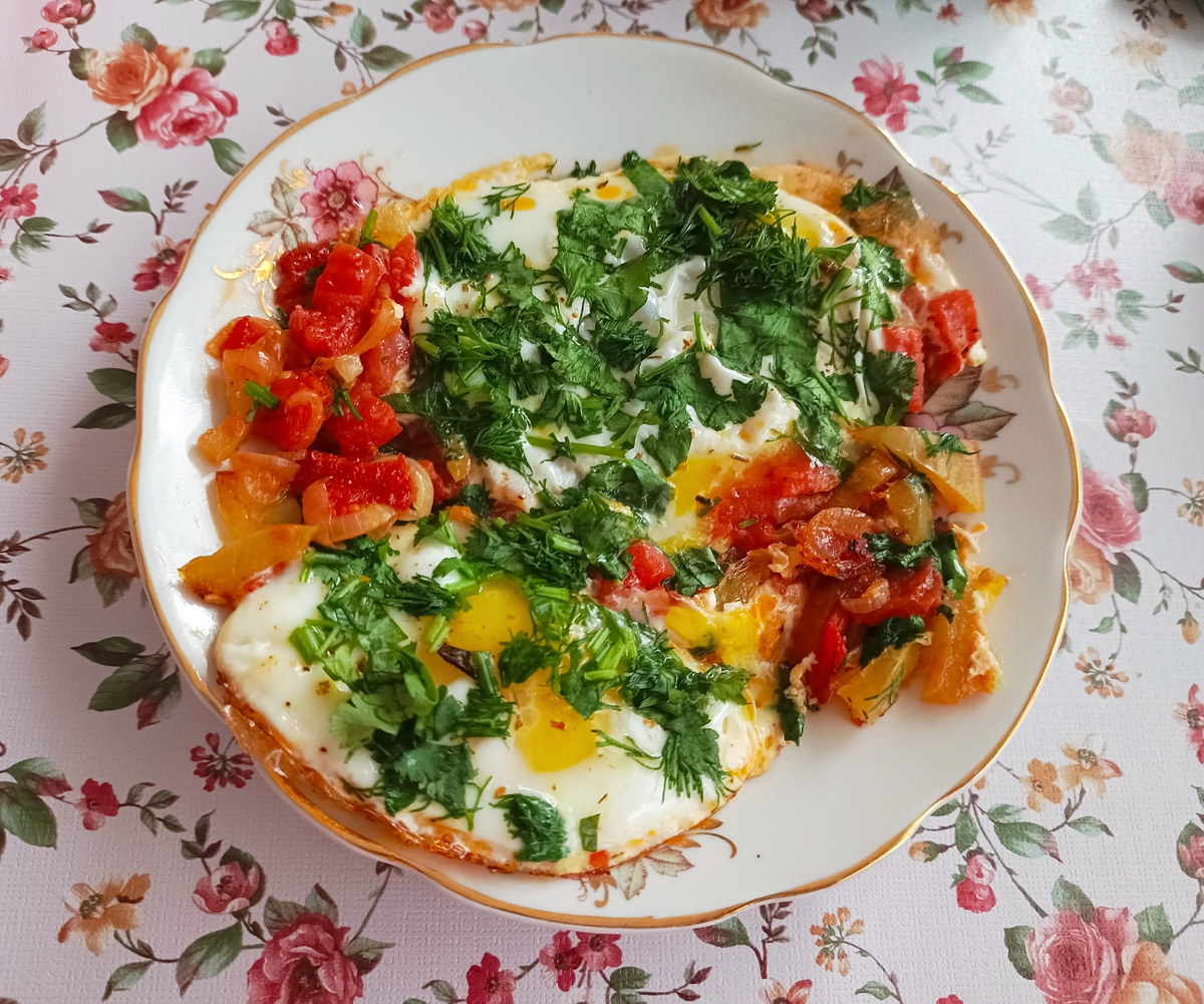 Яичница с луком, перцем и помидорами