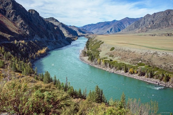 Это неплохо когда тебе хочется быть везде и останавливаться всюду, где только возможно ... С Воскресением Вас!   

Катунь, Алтай ...   

  