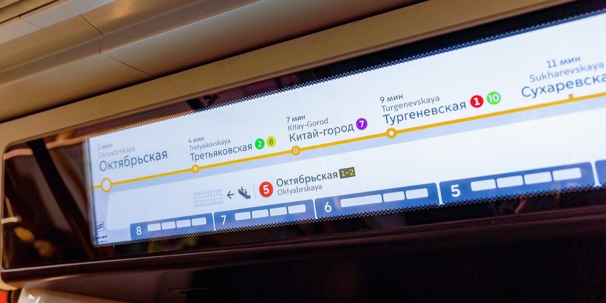 📷 1.1: Наддверный экран со сквозной нумерацией на Калужско-Рижской: общий план экрана с «чужим» номером выхода у пересадки.