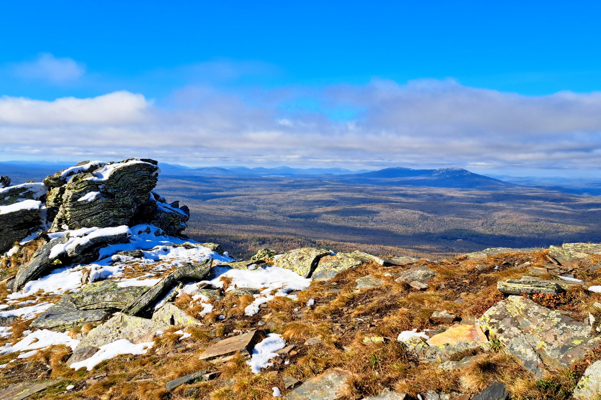 Вид со Второй сопки Уреньги в сторону вершин национального парка "Зюраткуль" 