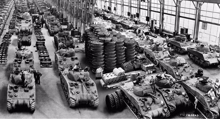 Массовое производство танка М4 Sherman на заводе Lima Locomotive Works в городе Лайма (штат Огайо, США).
