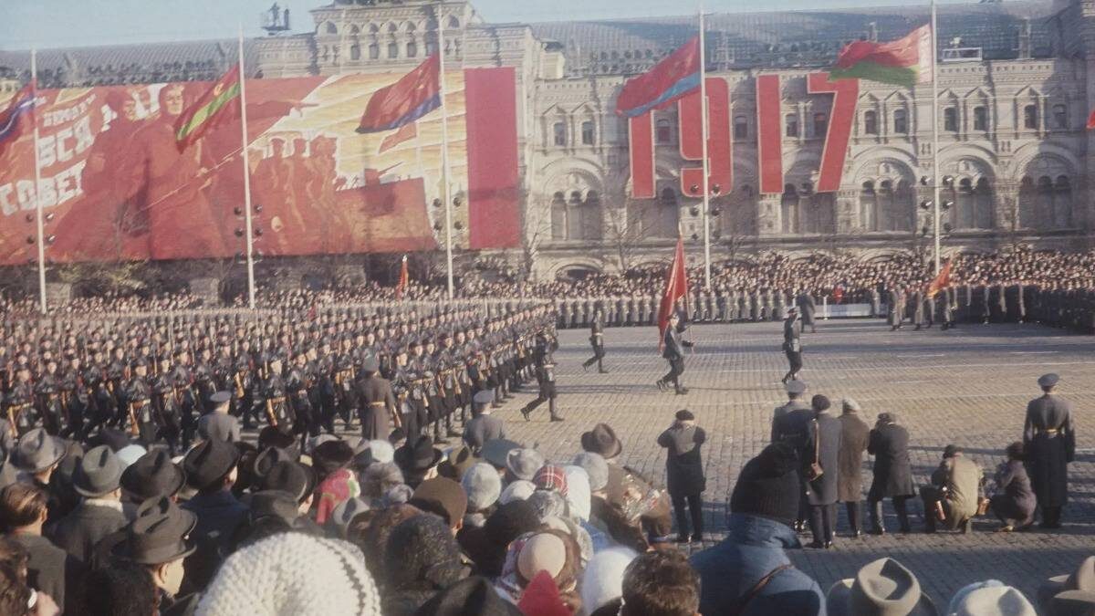    Трансляция парада на Красной площади, приуроченная к 50-летию Октябрьской революции / Фото: Pastvu.com