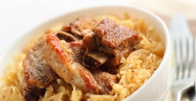 Свиные рёбрышки с тушёной капустой по-немецки