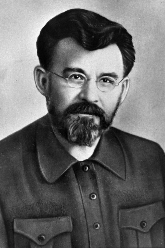 Григорий Иванович Петровский (1878-1958). Интересный момент, конечно, не то, что оказался в гуще событий — наркомы в «горячих точках» — тогда было нормой, а то, что, кроме сводки ВЧК, драка нигде не отмечена (не сомневаюсь что «взаимность», Григорий Иванович был не из робкого десятка). Возможно, Петровский совмещал посты наркомов внудел и путей, и это могло быть только с 15 по 30 марта 1919 года. Так что очередное невероятное стечение обстоятельств, характерное для гражданской.