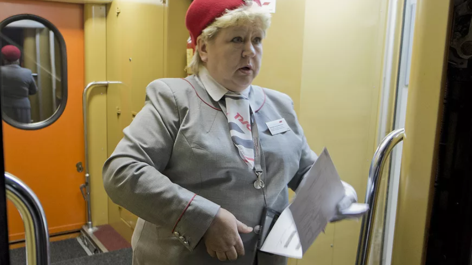 "Две России в одном поезде": проводник с 12-летним стажем рассказала, что видит каждый день