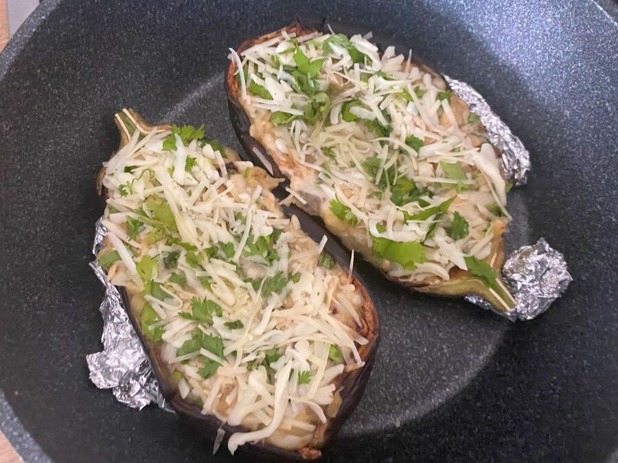 если в сковородке баклажан кренится - подложите комочки из фольги, тогда расплавленный сыр не стечет через край