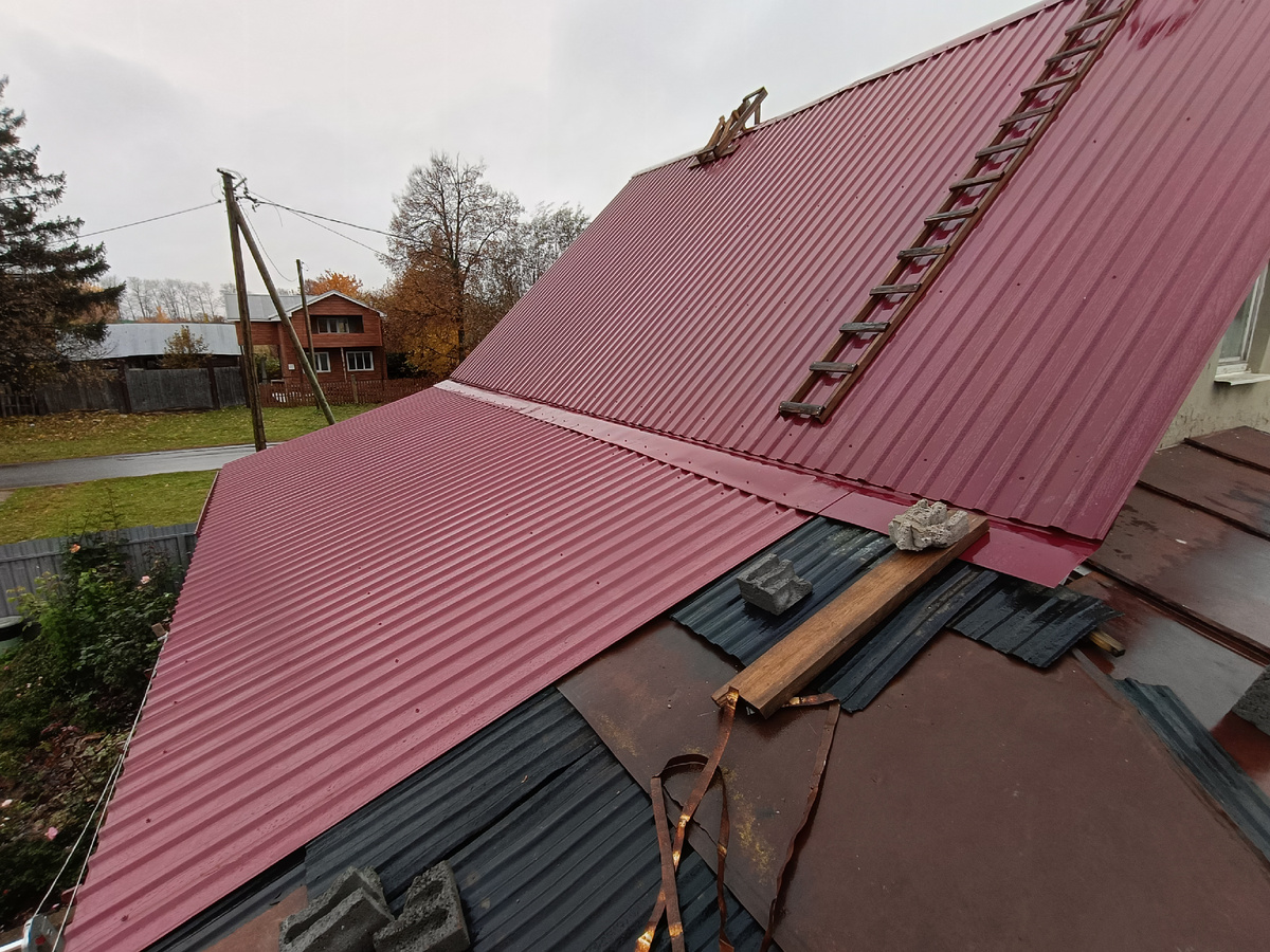 Завершенная часть покрытия кровли