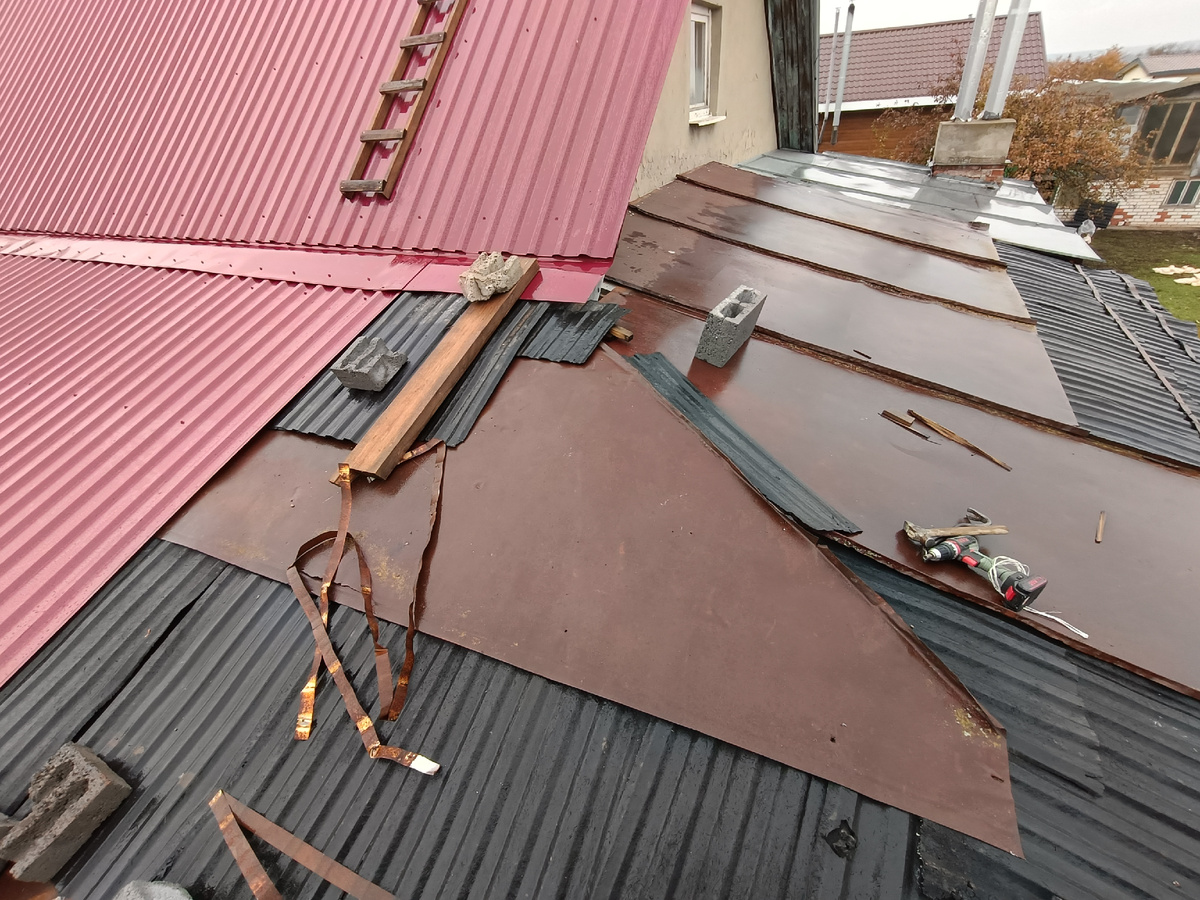 Незавершенная часть покрытия кровли пристройки