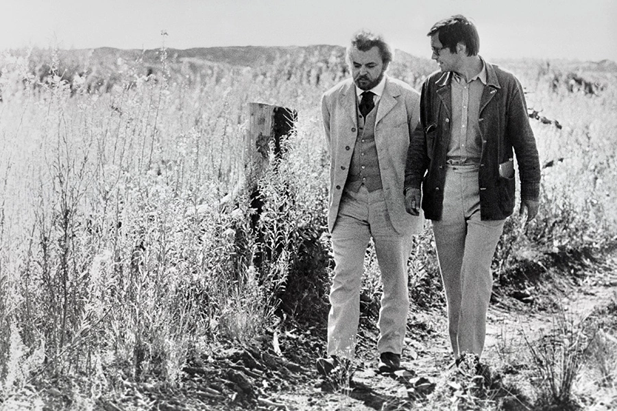 Сергей Бондарчук (слева) и Андрей Кончаловский во время съемок художественного фильма «Дядя Ваня», 1970 год: Кончаловский — режиссер фильма, а Бондарчук сыграл в нем Астрова.