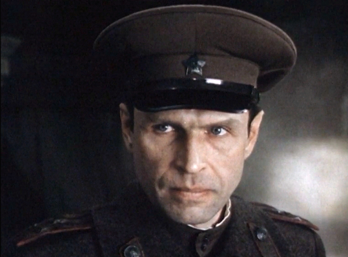 Кадр из кинофильма "Батальоны просят огня", 1985 г., режиссеры Владимир Чеботарёв, Александр Боголюбов, сценаристы Юрий Бондарев, Александр Боголюбов, композитор Андрей Петров (скриншот)