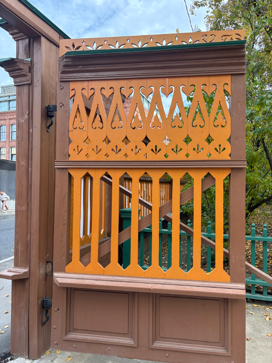 Фото автора. А пару минут спустя через резные ворота попадаем в век девятнадцатый