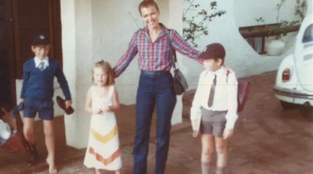    Илон Маск (справа) с мамой, братом и сестрой. соцсети