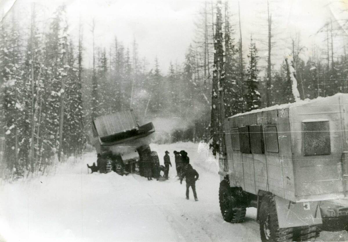 Фото автора. 80 годы прошлого века. Лёгкий проминаж на зимнике Усть-Кут – Мирный.