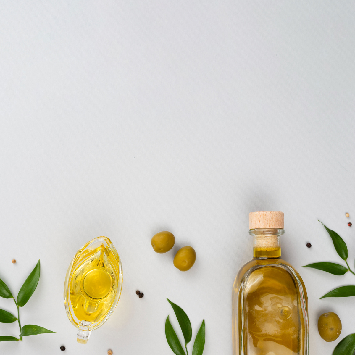 <a href="https://ru.freepik.com/free-photo/olive-oil-elements-with-copy-space_5486480.htm">Изображение от freepik</a>