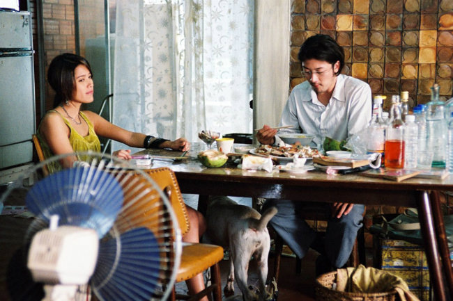 Кадр из фильма «Последняя жизнь во вселенной»: Кэндзи дома у Ной