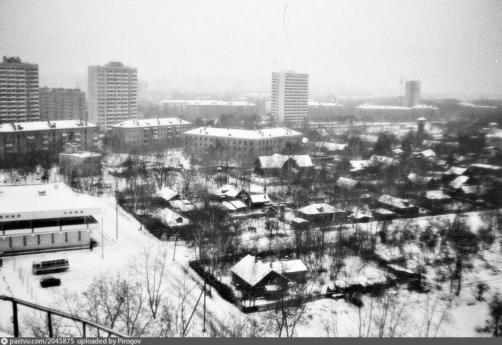 Деревянные домики справа необходимо как можно скорее восстановить.