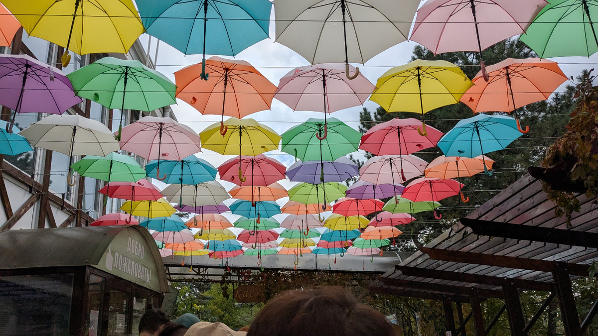 Вот такой необычный вход на канатку. Фото автора