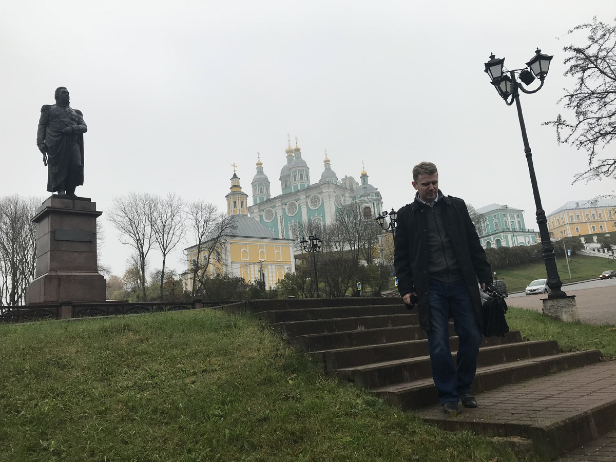 Возвращаясь в край родимый,Повидав чужих земель,Стороне я рад любимой,Малой родине моей! Время, как художник правит,Все картины в новый цвет!Погрустить порой заставит,Ведь кого-то больше нет... Новь, заставит улыбнуться -Никуда без перемен!Дома хорошо проснуться,Кров родной и сила стен. Разговор в кругу семейном,Или в дружеском кругу,Без обид, прямолинейно,Приукрашу, но не лгу: Про обычаи чужие,Про иные языки,Про забавы удалые,Про задор чужой реки. Ах, родимая сторонка,Ой, любимые друзья,Повзрослели все девчонки,Да чужие сыновья. Покидаю край родимый,Отдохнув, набравшись сил,Снова путь неповторимый,За собою поманил... 02.06.2021