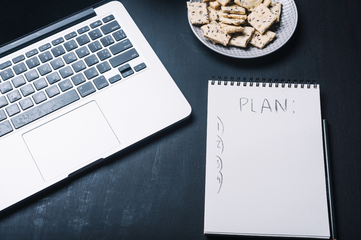 Источник изображения: freepik.com/free-photo/notepad-laptop-concept_3412089.htm