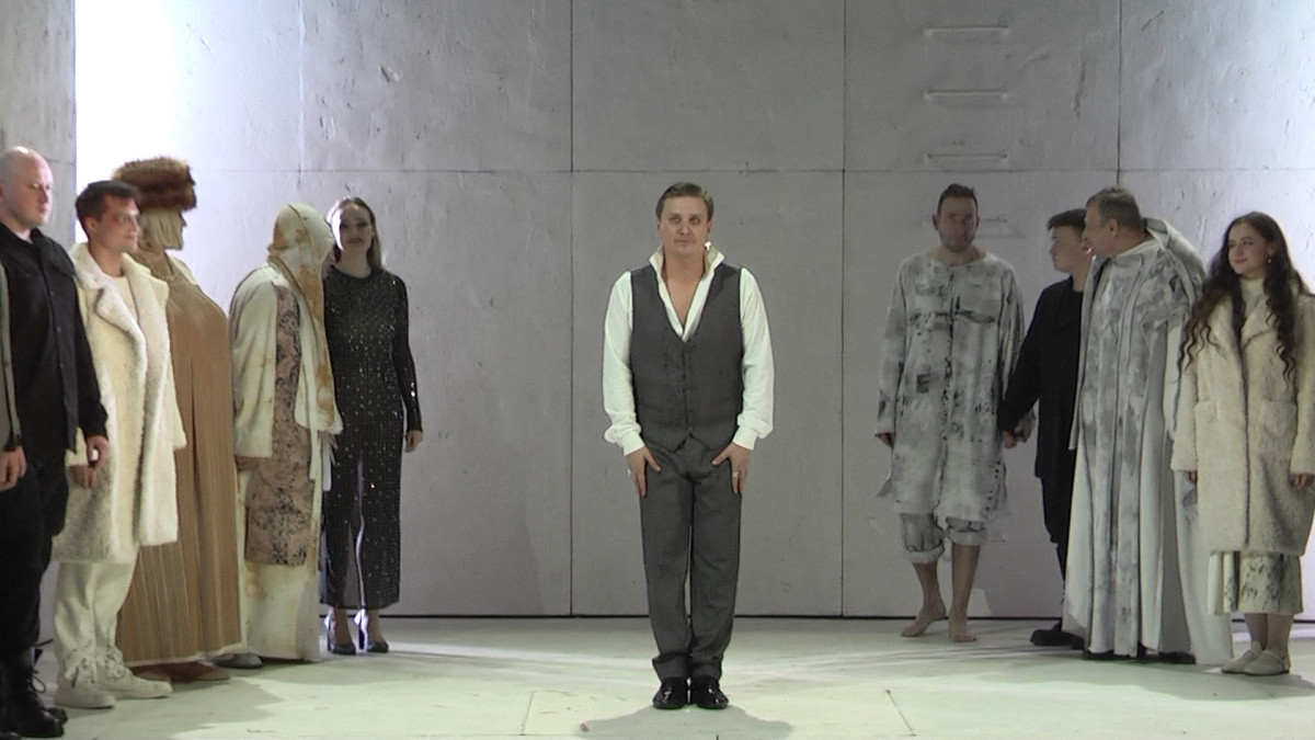 Андрей Горбачев (Борис Годунов) и все участники спектакля после представление 9 октября 2025 года. Фотография из моего архива